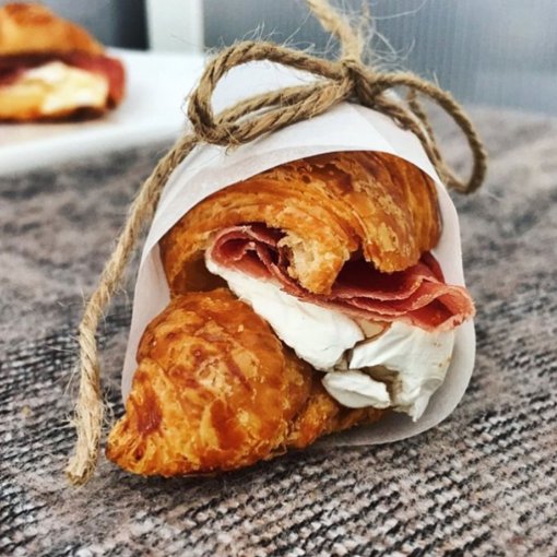 Brie Peynirli Bresaolalı Kruvasan Sandviç